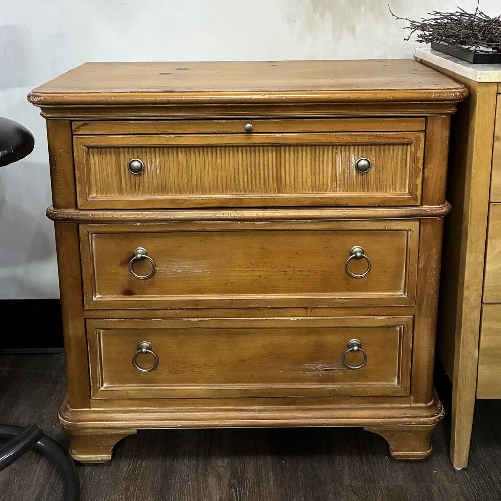 Chelsea Cottage 3-Drawer Chest - Acosta's Home